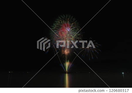 靜岡縣湖西市湖西湖花火大會夜空中綻放的煙火 120680317