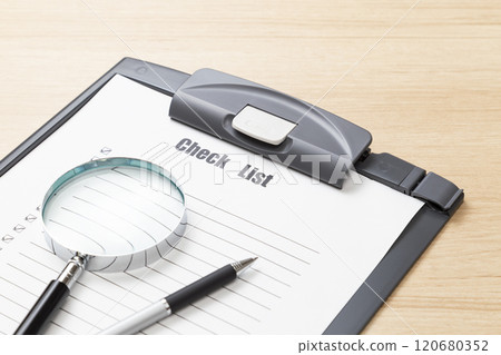 辦公桌上的清單 辦公桌上的清單 120680352