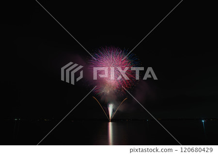 在靜岡縣浜西湖煙火節上，湖面上的星爆煙火將濱名湖的湖面和夜空照亮得格外美麗。 120680429