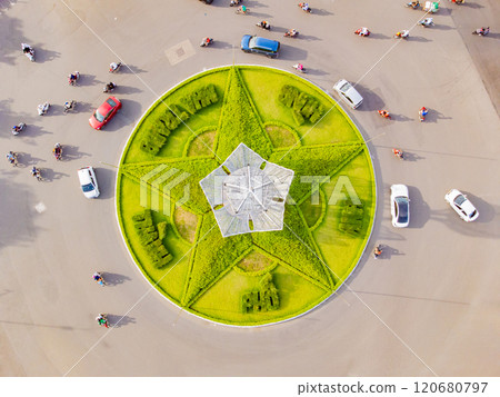 A difficult road intersection. A difficult road intersection. 120680797