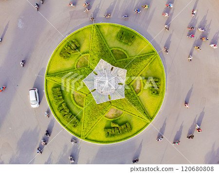 A difficult road intersection. 120680808