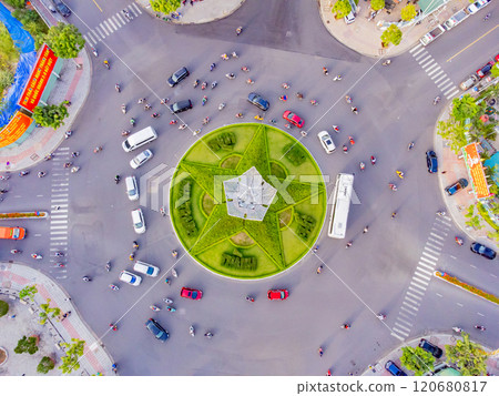 A difficult road intersection. 120680817