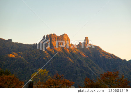 群馬縣 妙義山被夕陽染紅 群馬縣 妙義山被夕陽染紅 120681249