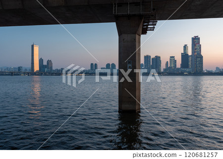 Night view of cityscape of Seoul capital of South Korea and Hangang river 120681257