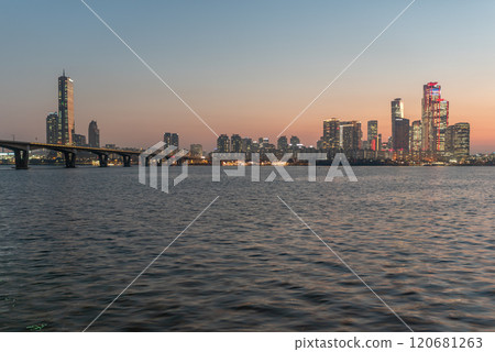 Night view of cityscape of Seoul capital of South Korea and Hangang river 120681263