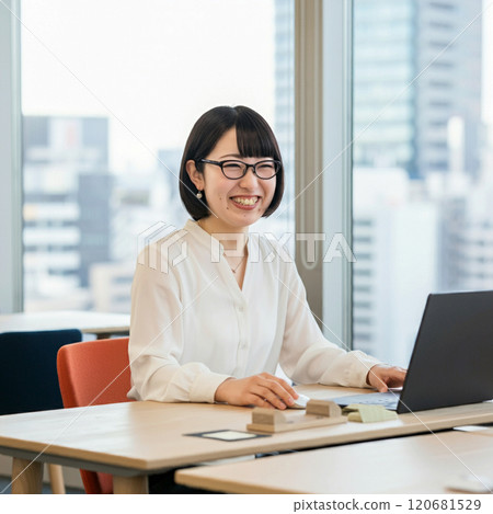 戴著眼鏡微笑著工作的女人 戴著眼鏡微笑著工作的女人 120681529