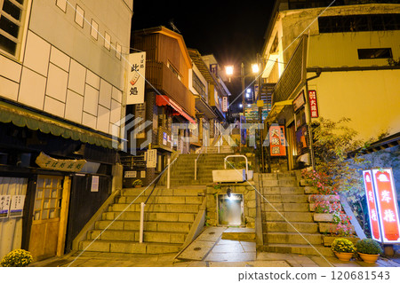 群馬縣澀川市伊香保夜晚的伊香保溫泉石階街 120681543