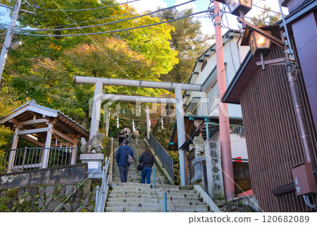 群馬縣澀川市秋天的伊香保神社參道石階 群馬縣澀川市秋天的伊香保神社參道石階 120682089
