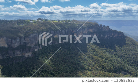 A famous tourist attraction with the Jamison Valley in the background 120682652