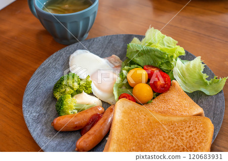 Delicious breakfast 120683931