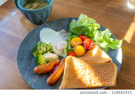 Delicious breakfast 120683933