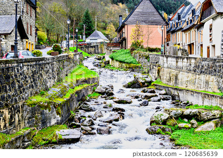 Image of the Garonne River as it passes through the beautiful village of Vielha, Aran Valley, Lerida 120685639