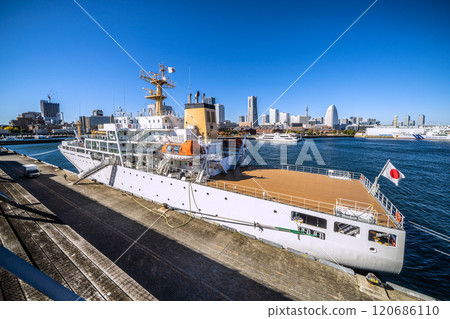 日本橫濱城市景觀 - 停靠在橫濱大棧橋的導航訓練船“大成丸”和港未來市的景色 = 28 日 120686110