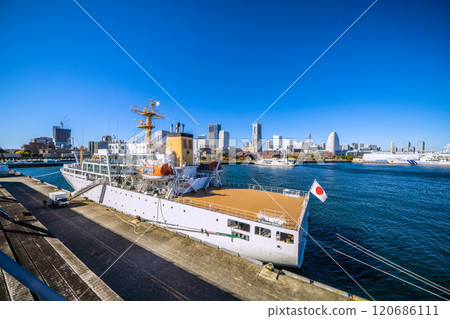 日本橫濱城市景觀 - 停靠在橫濱大棧橋的導航訓練船“大成丸”和港未來市的景色 = 28 日 120686111
