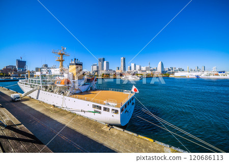 Yokohama cityscape in Japan - Overlooking the navigation training ship "Taisei Maru" docked at Yokohama's Osanbashi Pier and the Minato Mirai district (28th) 120686113