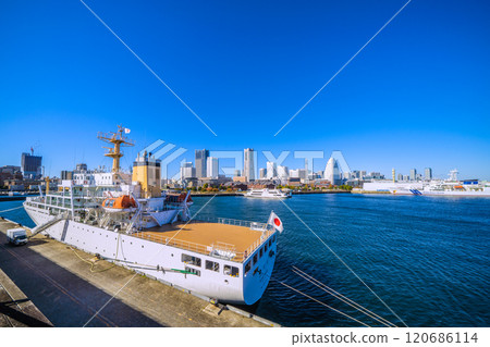日本橫濱城市景觀 - 停靠在橫濱大棧橋的導航訓練船“大成丸”和港未來市的景色 = 28 日 120686114