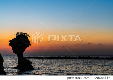 蘋果岩（傘岩）日落後的日落 柿泊海岸 長崎日落之路【長崎市】 120686116