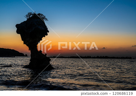 蘋果岩(傘岩)日落後的日落 柿泊海岸 長崎日落之路【長崎市】 蘋果岩(傘岩)日落後的日落 柿泊海岸 長崎日落之路【長崎市】 120686119