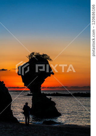 Sunset after sunset at Ringo-iwa (Umbrella Rock), Kakidomari Coast, Nagasaki Sunset Road, Nagasaki City 120686166