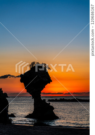Sunset after sunset at Ringo-iwa (Umbrella Rock), Kakidomari Coast, Nagasaki Sunset Road, Nagasaki City Sunset after sunset at Ringo-iwa (Umbrella Rock), Kakidomari Coast, Nagasaki Sunset Road, Nagasaki City 120686167