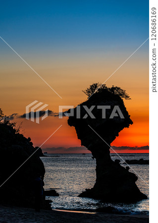 蘋果岩（傘岩）日落後的日落 柿泊海岸 長崎日落之路【長崎市】 120686169