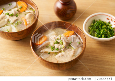 豬肉味噌湯,配料豐富 豬肉味噌湯,配料豐富 120686531