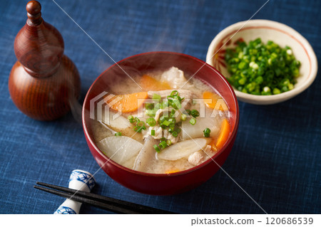 豬肉味噌湯,配料豐富 豬肉味噌湯,配料豐富 120686539