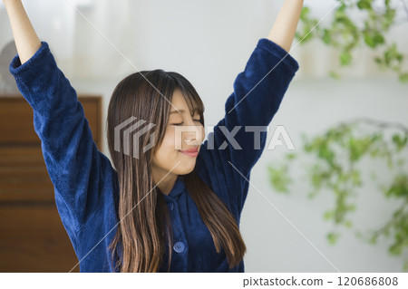 年輕女子在房間裡放鬆 年輕女子在房間裡放鬆 120686808
