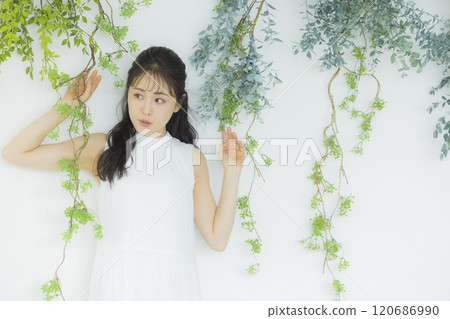 Green Wall and Woman Green Wall and Woman 120686990