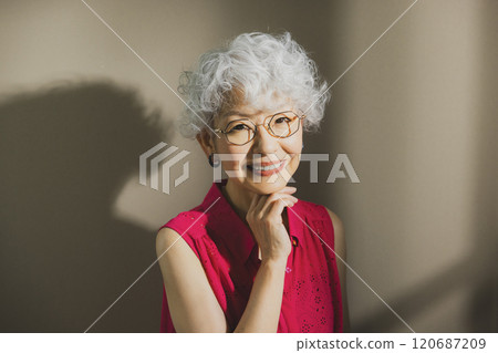 Silver-haired woman 120687209