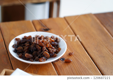Raisins 120687221