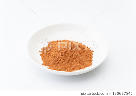 肉桂粉放入小碗中 120687545