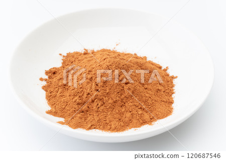 肉桂粉放入小碗中 120687546