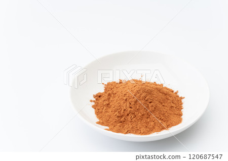 肉桂粉放入小碗中 120687547