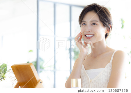 美容形象：照鏡子做保養的女人 120687556