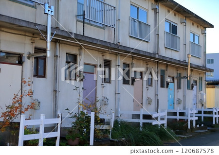 Image of a two-story row house 120687578