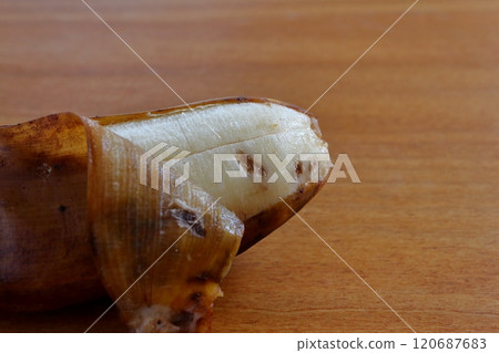 桌上剝了皮的香蕉 120687683