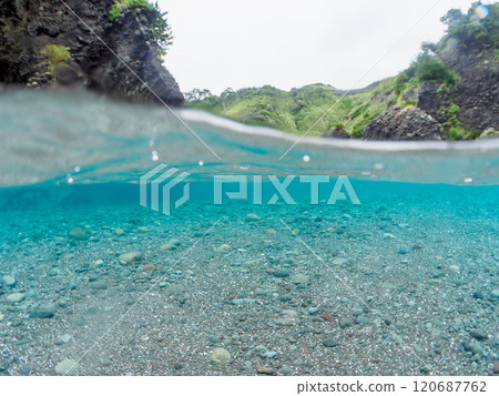 A half-surface shot of the beautiful sea of Hirizo Beach. Hirizo Beach, Nakagi, Minamiizu-cho, Kamo-gun, Izu Peninsula, Shizuoka Prefecture, 2024 A half-surface shot of the beautiful sea of Hirizo Beach. Hirizo Beach, Nakagi, Minamiizu-cho, Kamo-gun, Izu Peninsula, Shizuoka Prefecture, 2024 120687762