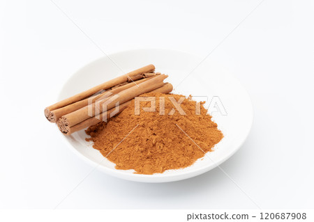 肉桂粉和肉桂棒 120687908