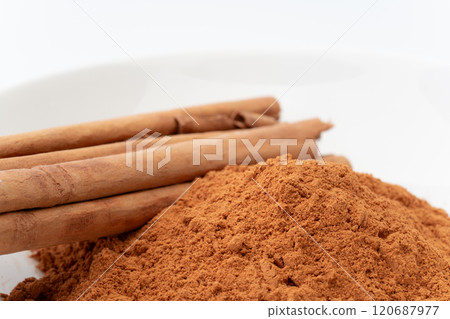 肉桂粉和肉桂條的特寫 120687977