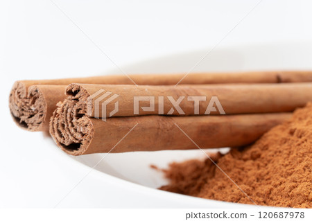 肉桂粉和肉桂條的特寫 120687978