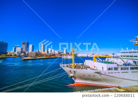 Yokohama cityscape in Japan, with a view of Mount Fuji, the Minato Mirai district, and the Taisei Maru training ship docked at Osanbashi Pier (28th) 120688011