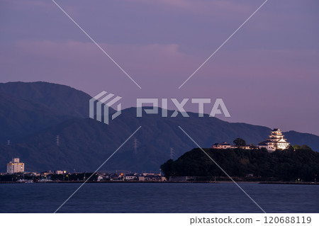 佐賀縣唐津市 - 從海上看秋天燈火通明的唐津城夜景 120688119