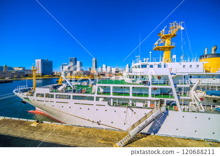日本橫濱市景 - 港未來市景與停靠在橫濱大三橋的航海訓練艦大成丸 = 28日 日本橫濱市景 - 港未來市景與停靠在橫濱大三橋的航海訓練艦大成丸 = 28日 120688211