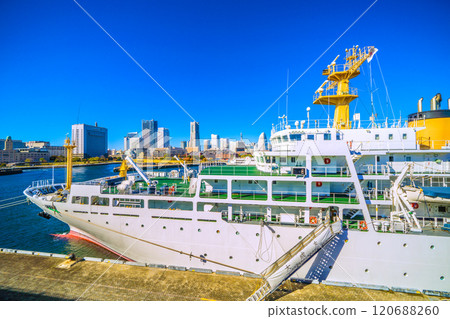 日本橫濱市景 - 港未來市景與停靠在橫濱大三橋的航海訓練艦大成丸 = 28日 日本橫濱市景 - 港未來市景與停靠在橫濱大三橋的航海訓練艦大成丸 = 28日 120688260