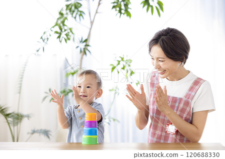 幼兒園的孩子們和幼兒園老師一起玩耍 幼兒園的孩子們和幼兒園老師一起玩耍 120688330