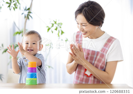 幼兒園的孩子們和幼兒園老師一起玩耍 幼兒園的孩子們和幼兒園老師一起玩耍 120688331