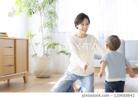 Parents and children relaxing in the living room 120688642