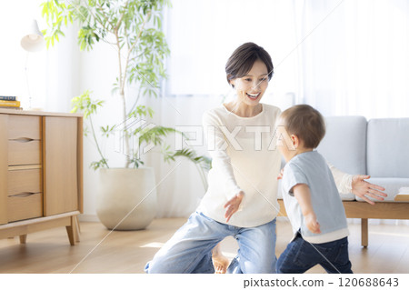 Parents and children relaxing in the living room 120688643
