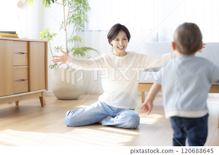 Parents and children relaxing in the living room 120688645